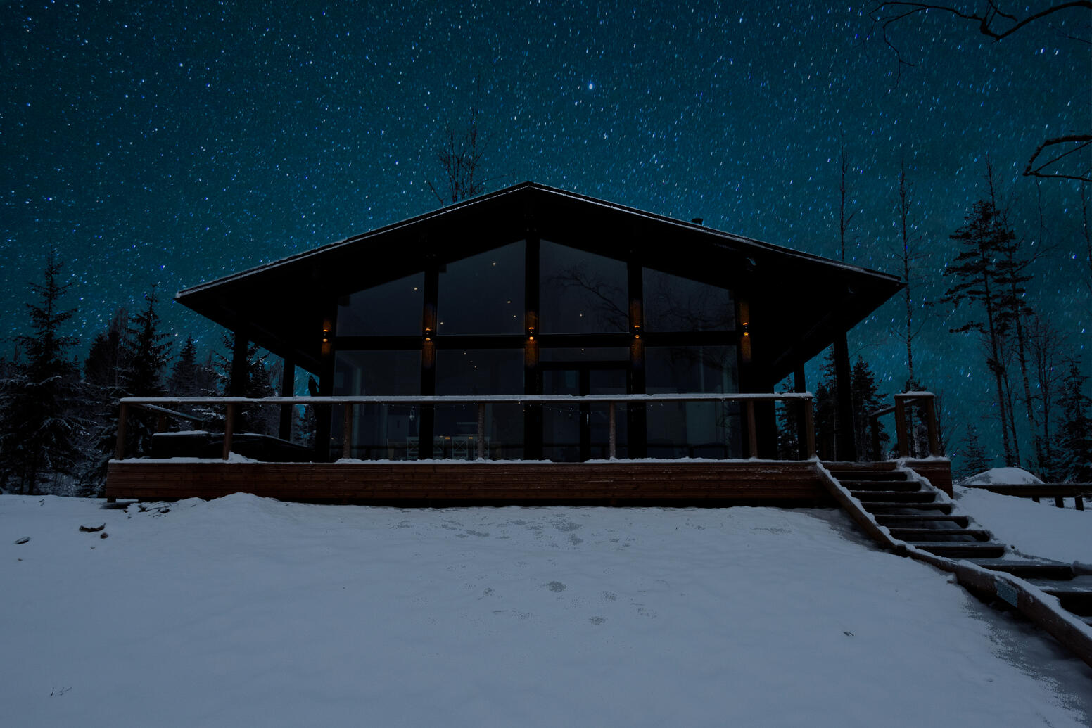 Huvila järveltä katsottuna